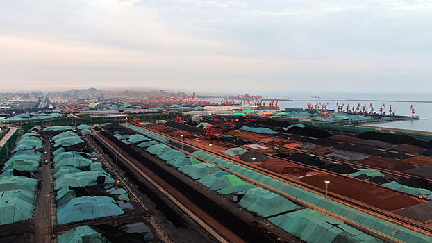 山东省日照市,港口运输生产现场繁忙有序
