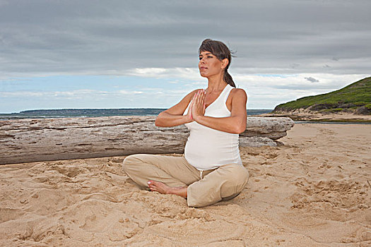 怀孕,中年,女人,练习,瑜珈,海滩
