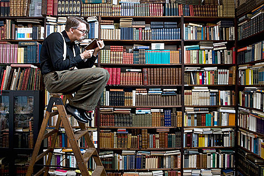 一个,男人,坐,梯子,书店