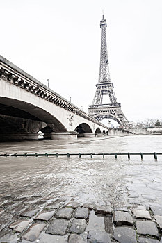 法国巴黎埃菲尔铁塔塞纳河涨水