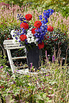 夏日花束,桶,花园椅