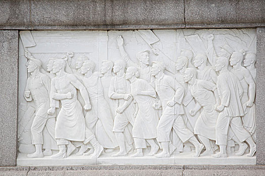 北京天安门广场人民英雄纪念碑上的雕塑