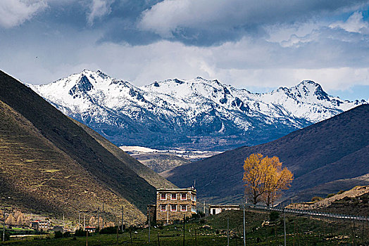 高原雪山下的藏族民居