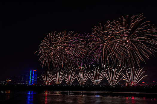 烟花,建筑群,河流,夜景,水,灯,节日