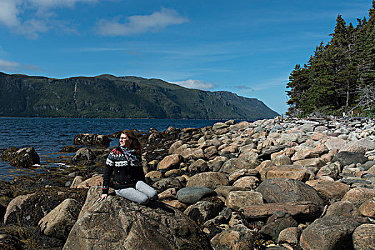 坐,女人,岩石上,海岸,格罗莫讷国家公园,纽芬兰,拉布拉多犬,加拿大