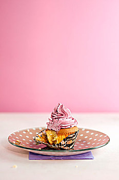 冰冻,杯形蛋糕,一个,咬住,盘子,粉色背景