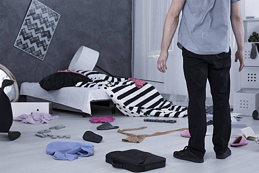 吃惊,男人,凌乱,站立,房间,地面,满,衣服