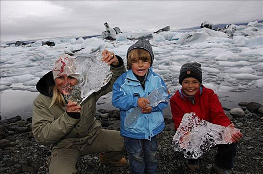 女人,两个孩子,大块,冰川冰,冰岛,欧洲