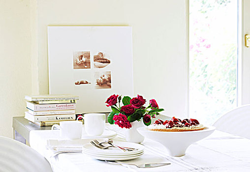 桌子,草莓蛋糕,一束玫瑰,咖啡服务,书本
