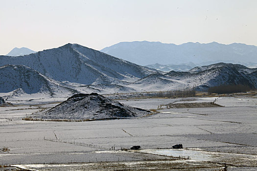 新疆哈密,雪后天山脚下美景
