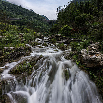 慢门拍摄的重庆綦江区黑山谷的山溪流水