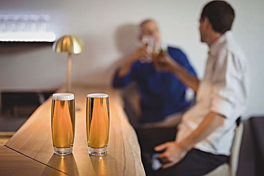 玻璃杯,啤酒,台案,顾客,背景,两个