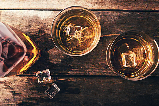 威士忌,冰,老,暗色,木桌子,俯视