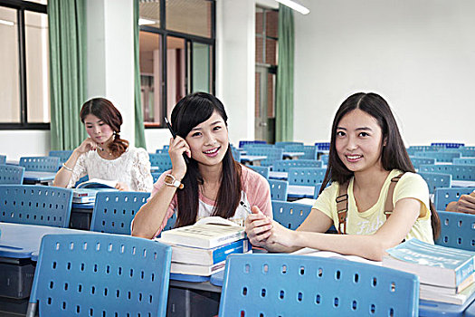 四个大学生在教室学习