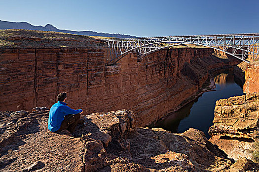 一个人,科罗拉多河,纳瓦霍,桥,朱红色,悬崖,国家纪念建筑,犹他,美国