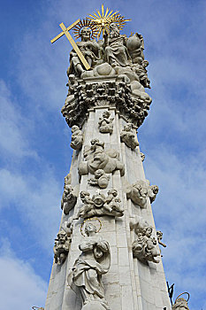 三位一体纪念柱,匈牙利布达佩斯城堡山,此柱是为了悼念17世纪时两次重大瘟疫的死难者而设,柱上刻有圣父,耶稣基督,十字架等