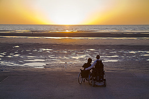 英格兰,兰开夏郡,布莱克浦,坐,夫妇,轮椅,看,太阳,向下,上方,海洋