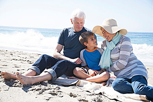 祖父母,孙子,坐,海滩,微笑