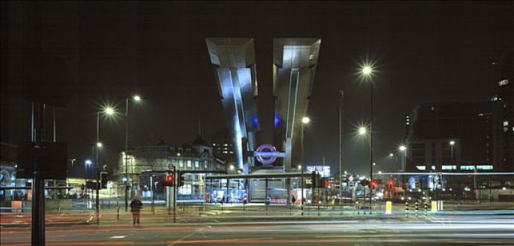 公交车站,夜景