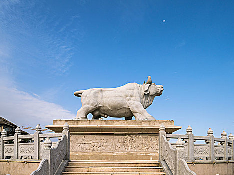 海南省陵水分界洲岛地标石雕牛