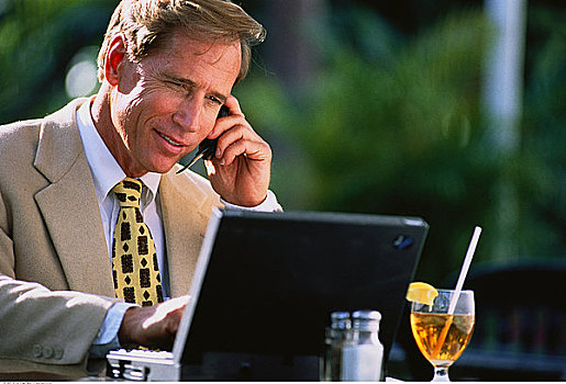 商务人士,手机,笔记本电脑,露天咖啡馆