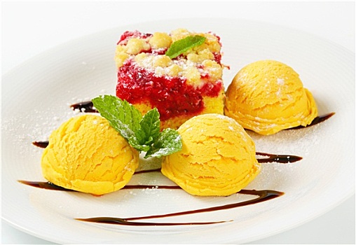 树莓蛋糕,冰淇淋