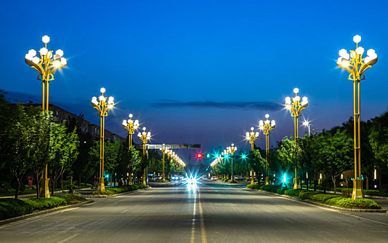 夜色街道上的路灯