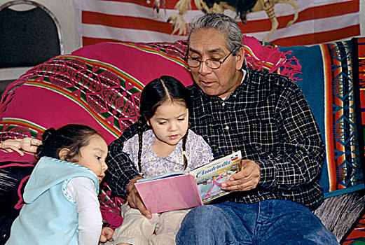 美洲印地安人,家庭,爷爷,读,故事书,两个,孩子