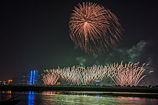 烟花,建筑群,河流,夜景,水,灯,节日