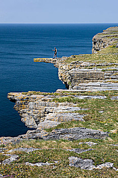 伊尼什莫尔岛尔,岛屿,阿伦群岛,爱尔兰,石灰石,海崖,大西洋海岸,攀岩者,平衡性,脚,上方,水