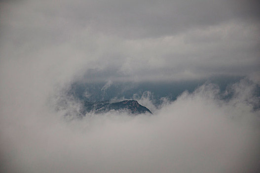 雾气弥漫的山峰