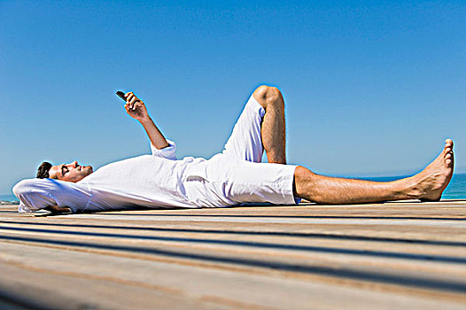 男人,躺着,木板路,发短信,手机