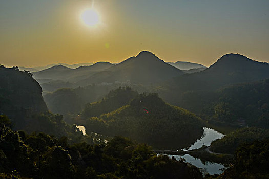 山,丹霞,河流,蓝天,黄昏,大气,田野,水电站,村庄,驴友,旅行,地质公园,丹霞地貌,绿色,灌木,树,草,水潭,素材,平面设计