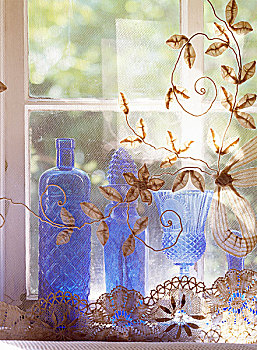 蓝色,玻璃花瓶,后面,透明,薄纱,帘,花,刺绣