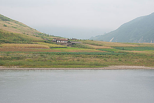 中朝边界鸭绿江对岸朝鲜风光