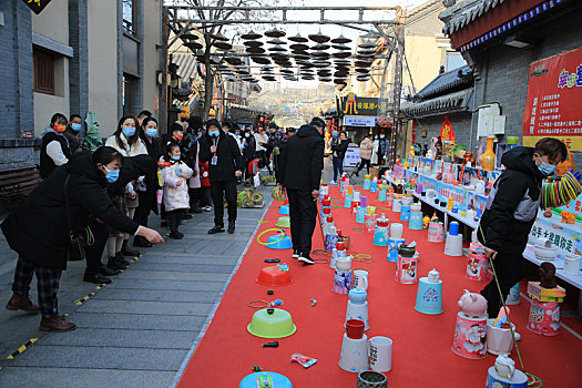 山东省日照市,特色虎年吉祥物呆萌可爱,市民逛街购物套圈休闲尽享欢乐春节