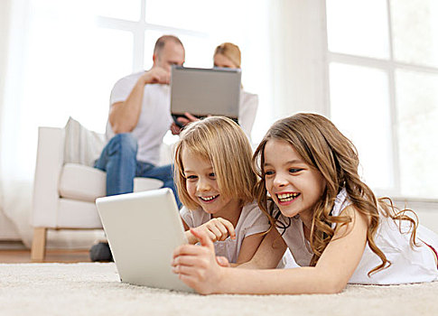 家庭,孩子,科技,家,概念,微笑,姐妹,平板电脑,电脑,父母,背影,笔记本电脑
