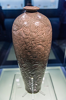 上海博物馆的宋代耀州窑青釉刻花牡丹纹梅瓶