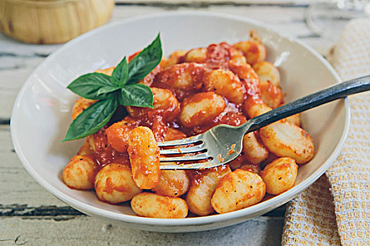 意大利汤团,番茄酱