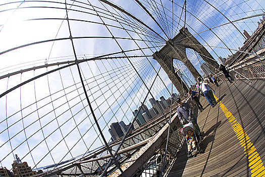 布鲁克林大桥,看,下曼哈顿,市区,纽约,行人,游客,太阳,阳光,蓝天,美国