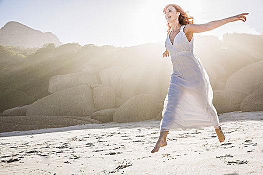女人,穿,白色长裙,展开双臂,跳跃,海滩