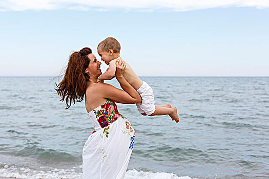 孕妇,举起,幼儿,海滩