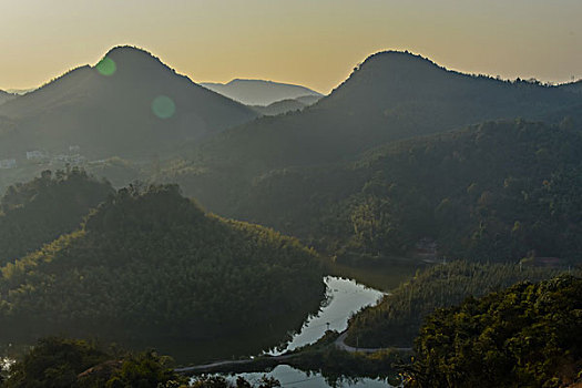 山,丹霞,河流,蓝天,黄昏,大气,田野,水电站,村庄,驴友,旅行,地质公园,丹霞地貌,绿色,灌木,树,草,水潭,素材,平面设计