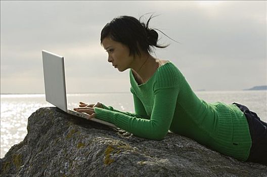 女青年,石头,笔记本电脑,瑞典