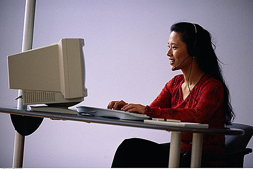 职业女性,坐,电脑,头戴式电话