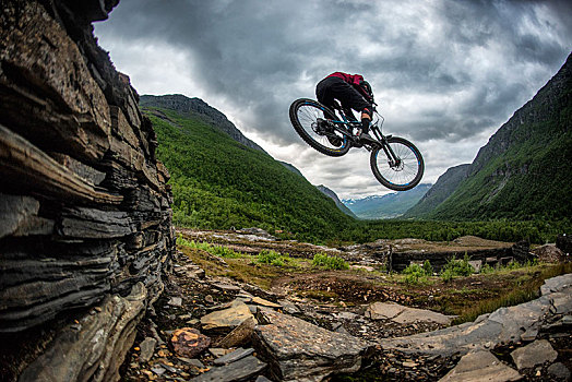 一个,男人,跳跃,山地车,铁,小路,仰视,峡谷,挪威北部,夏天