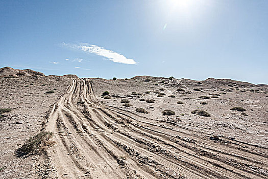 中国西部荒野道路