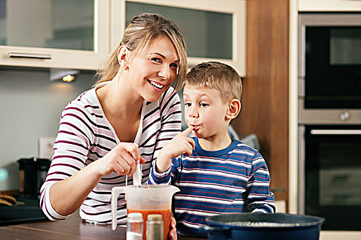 家庭,烹调,厨房,母亲,制作,意大利面条沙司,儿子,味道,舔,手指