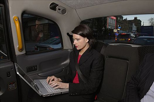 职业女性,笔记本电脑,出租车