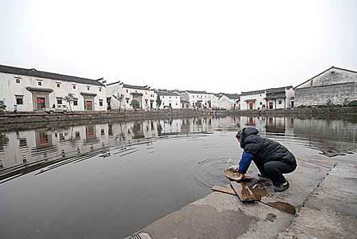 诸葛八卦村,老妇,古建筑,洗涤,老人,农村,乡村,白墙,黑瓦,屋顶,屋檐,瓦片,黑白,天空,多云